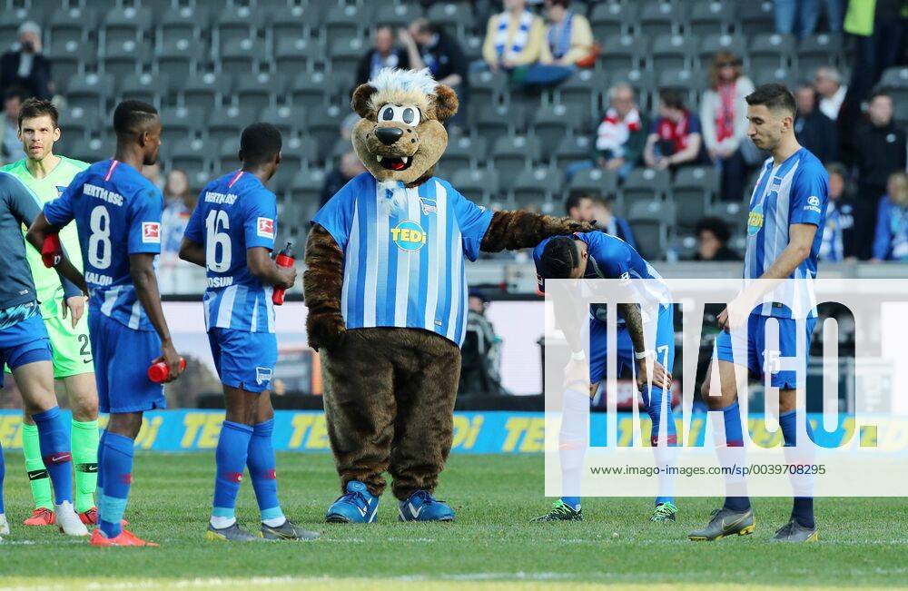 Salomon Kalou Javairo Dilrosun mascot Herthinho Davie Selke Marko Grujic disappointed after game disappointment sports football DFL Bundesliga men season 2018 2019 06 04 2019 Hertha BSC Berlin vs Fortuna Düsseldorf DFL regulations prohibit any use of photographs as image sequences and or quasi video