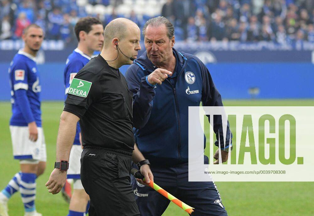 football 1 Bundesliga FC Schalke 04 Eintracht Frankfurt v l coach Huub Stevens FC Schalke 04 gives instructions gesticulated gesticulate with arms gives instructions gesticulate linienrichter Gelsenkirchen