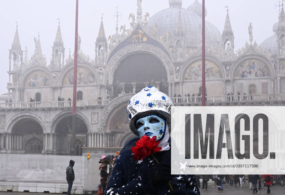 (240128) -- VENICE, Jan. 28, 2024 -- A masked participant poses for photos during the carnival in Venice, Italy, Jan. 27, 2024. (Photo by Xinhua) ITALY-VENICE-CARNIVAL AlbertoxLingria