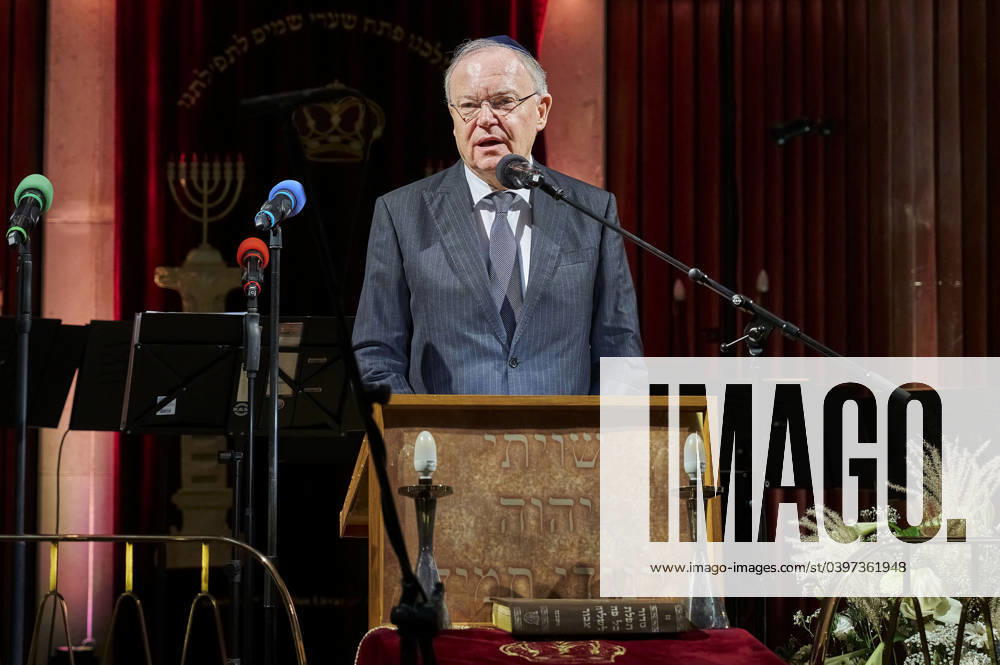 Stephan Weil at the commemorative ceremony of the State Association of Jewish Communities of Lower Saxony and the Jewish Community of Hanover to mark 79 years of commemoration of the victims of the Holocaust and the liberation of the concentration camps in the synagogue of the Jewish Community of Hanover, 28 01 2024 Foto:xU.xFuturexImagex holocoaust_gedenken_4136
