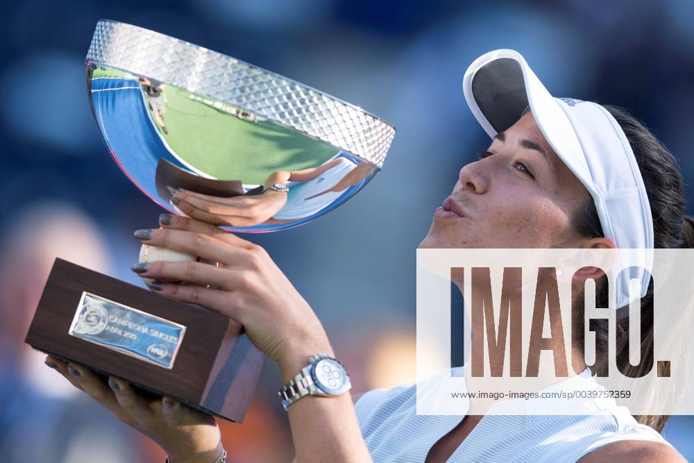 KW14 Spanish tennis player Garbine Muguruza poses with the trophy against Belorussian Victoria Azarenka during the Monterrey Tennis Open, in Monterrey, Mexico, 07 April 2019. Monterrey Tennis Open !ACHTUNG: NUR REDAKTIONELLE NUTZUNG!