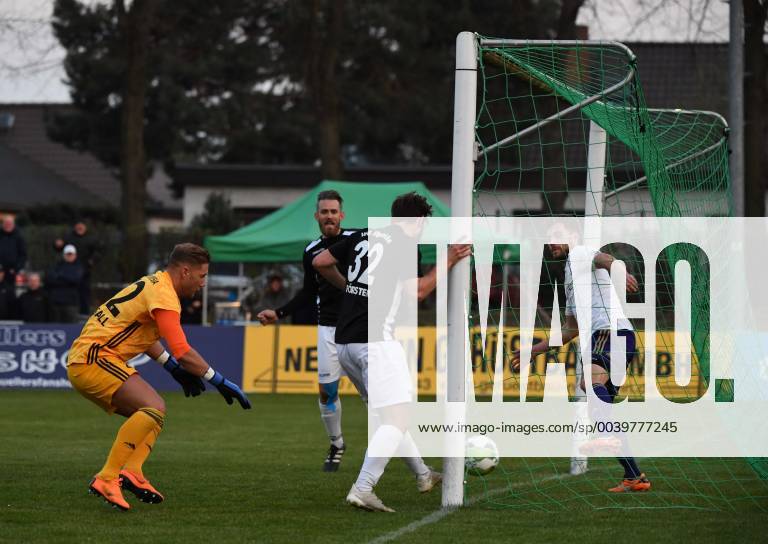 Soccer Men Season 2018 2019 Semifinals in Berlin AOK Landespokal VSG Altglenicke Tennis Borussia Benjamin Förster M VSG Altglienicke scores goal to 2 2 against goalkeeper Bjarne Rogall TeBe Tennis Borussia and Nico Matt r TeBe Tennis Borussia rear Kevin Kahlert VSG Altglienicke 09 04 2019