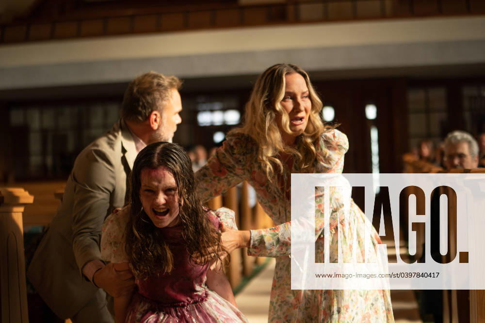 (from left) Tony (Norbert Leo Butz), Katherine (Olivia O?Neill) and Miranda (Jennifer Nettles) in The Exorcist: Believer (2023), directed by David Gordon Green. Photo credit: Eli Joshua Adà Universal Pictures