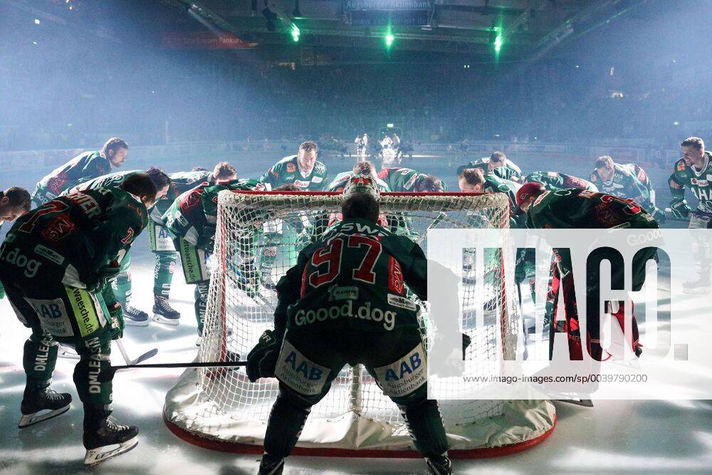 The players gather around the gate and swear to a victory an Augsburg Panther vs. EHC Red Bull Munich playoffs semifinals ice hockey DEL 10 04 2019 Augsburg Bayern Germany