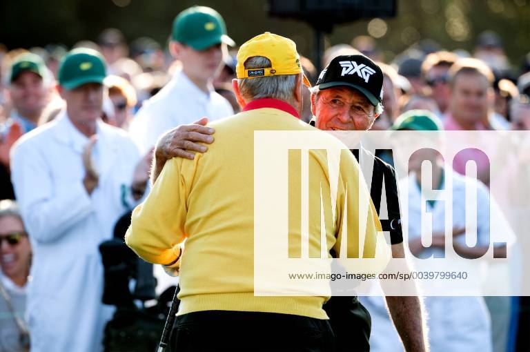 Golf legends Gary Player (R) hugs Jack Nicklaus after they hit the ceremonial tee to start the Masters Tournament at Augusta National Golf Club in Augusta, Georgia, on April 11, 2019. AUG20190411307 KEVINxDIETSCH