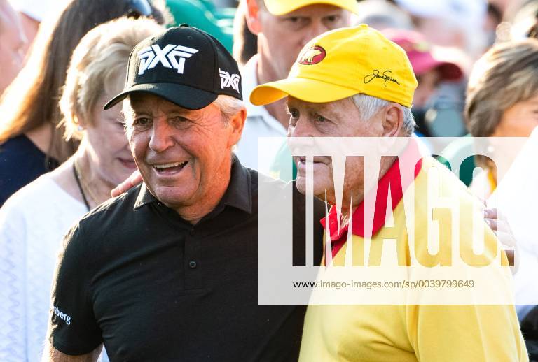 Golf legends Gary Player (L) and Jack Nicklaus embrace as they arrive for the ceremonial tee to start the Masters Tournament at Augusta National Golf Club in Augusta, Georgia, on April 11, 2019. AUG20190411303 KEVINxDIETSCH