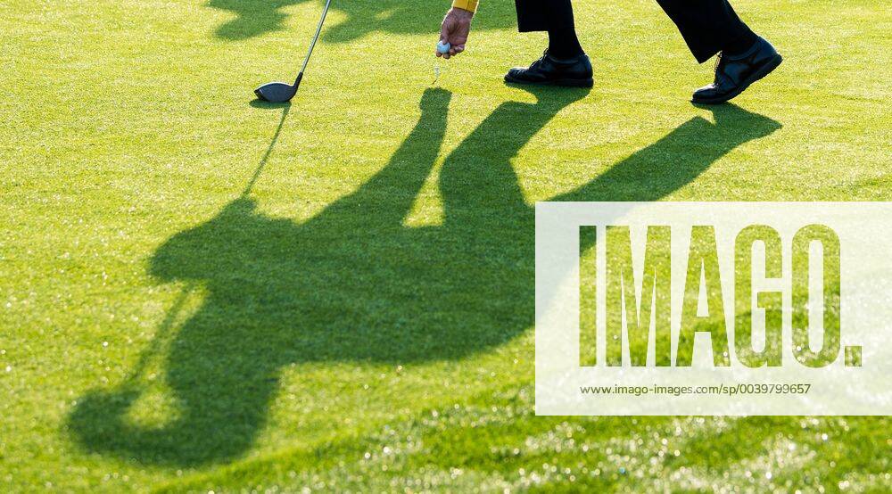 Golf legend Jack Nicklaus places his ball on the tee before before hitting a ceremonial tee to start the Masters Tournament at Augusta National Golf Club in Augusta, Georgia, on April 11, 2019. AUG20190411313 KEVINxDIETSCH
