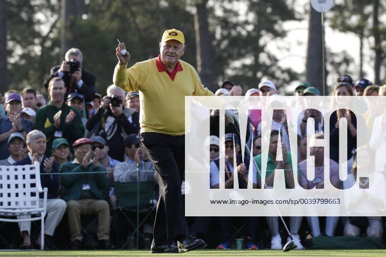 Jack Nicklaus waves before hitting the ceremonial first tee shot with Gary Player before the first round at the 2019 Masters Tournament at Augusta National Golf Club in Augusta, Georgia, on April 11, 2019. AUG20190411110 JOHNxANGELILLO