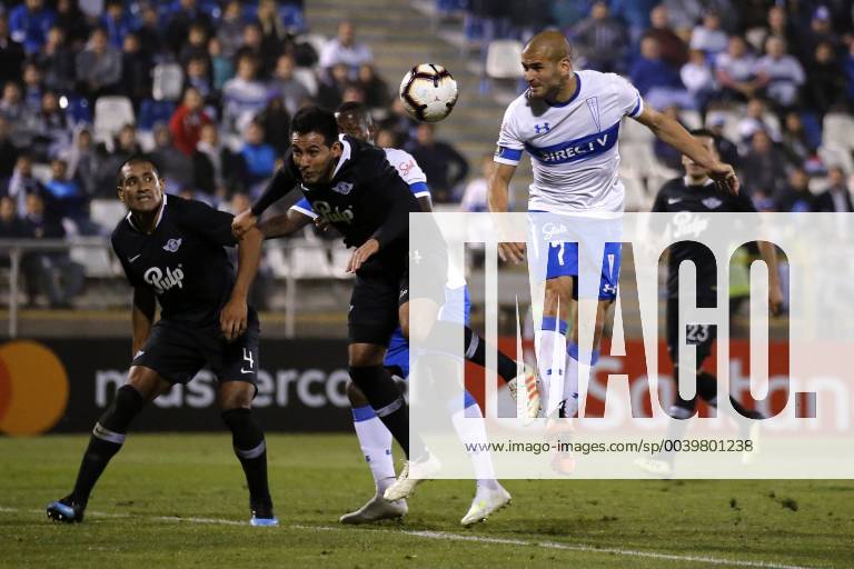 Futbol, Universidad Catolica vs Libertad. Copa Libertadores 2019 El jugador de Universidad Catolica Jorge Saez, disputa el balon contra Libertad durante el partido del grupo H de Copa Libertadores en el estadio San Carlos de Apoquindo. Santiago de Chile. 10 04 2019 Javier Torres Photosport Football, Universidad Catolica vs Libertad. Copa Libertadores Championchip 2019 Universidad Catolica s player Jorge Saez, battles for the Baltimore against Libertad during group H for Copa Libertadores Championship held at San Carlos de Apoquindo stadium. Santiago, Chile. 10 04 2019 Javier Torres Photosport Universidad Catolica vs Libertad, Copa Libertadores 2019