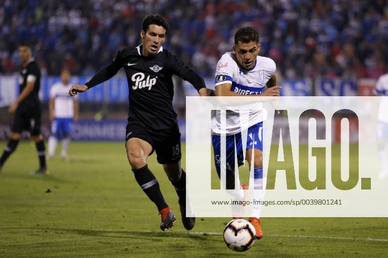 Futbol, Universidad Catolica vs Libertad. Copa Libertadores 2019 El jugador de Universidad Catolica Cesar Pinares disputa el balon con Cristian Riveros de Libertad. durante el partido del grupo H de Copa Libertadores en el estadio San Carlos de Apoquindo. Santiago de Chile 10 04 2019 Javier Torres Photosport Football, Universidad Catolica vs Libertad. Copa Libertadores Championchip 2019 Universidad Catolica s player Cesar Pinares, battles for the ball against Cristian Riveros of Libertad during group H for Copa Libertadores Championship held at San Carlos de Apoquindo stadium. Santiago, Chile. 10 04 2019 Javier Torres Photosport Universidad Catolica vs Libertad, Copa Libertadores 2019