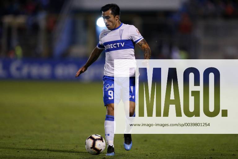 Futbol, Universidad Catolica vs Libertad. Copa Libertadores 2019 El jugador de Universidad Catolica Edson Puch disputa el balon con Libertad. durante el partido del grupo H de Copa Libertadores en el estadio San Carlos de Apoquindo. Santiago de Chile. 10 04 2019 Javier Torres Photosport Football, Universidad Catolica vs Libertad. Copa Libertadores Championchip 2019 Universidad Catolica s player Edson Puch, battles for the ball against Libertad during group H for Copa Libertadores Championship held at San Carlos de Apoquindo stadium. Santiago, Chile. 10 04 2019 Javier Torres Photosport Universidad Catolica vs Libertad, Copa Libertadores 2019