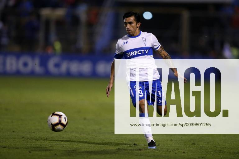 Futbol, Universidad Catolica vs Libertad. Copa Libertadores 2019 El jugador de Universidad Catolica Edson Puch disputa el balon con Libertad. durante el partido del grupo H de Copa Libertadores en el estadio San Carlos de Apoquindo. Santiago de Chile. 10 04 2019 Javier Torres Photosport Football, Universidad Catolica vs Libertad. Copa Libertadores Championchip 2019 Universidad Catolica s player Edson Puch, battles for the ball against Libertad during group H for Copa Libertadores Championship held at San Carlos de Apoquindo stadium. Santiago, Chile. 10 04 2019 Javier Torres Photosport Universidad Catolica vs Libertad, Copa Libertadores 2019