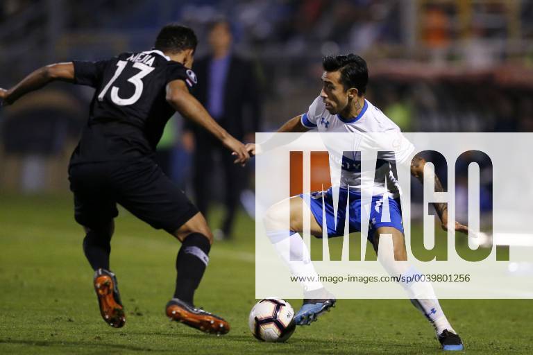 Futbol, Universidad Catolica vs Libertad. Copa Libertadores 2019 El jugador de Universidad Catolica Edson Puch disputa el balon con Alexander Mejia de Libertad. durante el partido del grupo H de Copa Libertadores en el estadio San Carlos de Apoquindo. Santiago de Chile. 10 04 2019 Javier Torres Photosport Football, Universidad Catolica vs Libertad. Copa Libertadores Championchip 2019 Universidad Catolica s player Edson Puch, battles for the ball against Alexander Mejia of Libertad during group H for Copa Libertadores Championship held at San Carlos de Apoquindo stadium. Santiago, Chile. 10 04 2019 Javier Torres Photosport Universidad Catolica vs Libertad, Copa Libertadores 2019