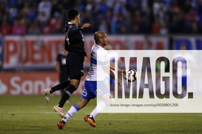 Futbol, Universidad Catolica vs Libertad. Copa Libertadores 2019 El jugador de Universidad Catolica Jorge Saez disputa el balon con Paulo Da Silva Antonio Bareiro de Libertad. durante el partido del grupo H de Copa Libertadores en el estadio San Carlos de Apoquindo. Santiago de Chile 10 04 2019 Javier Torres Photosport Football, Universidad Catolica vs Libertad. Copa Libertadores Championchip 2019 Universidad Catolica s player Jorge Saez, battles for the ball against Paulo Da Silva of Libertad during group H for Copa Libertadores Championship held at San Carlos de Apoquindo stadium. Santiago, Chile. 10 04 2019 Javier Torres Photosport Universidad Catolica vs Libertad, Copa Libertadores 2019