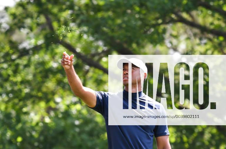 Tiger Woods trows grass into the air to check the wind before hitting on the 4th tee during the first round of the Masters Tournament at Augusta National Golf Club in Augusta, Georgia, on April 11, 2019. AUG20190411334 KEVINxDIETSCH