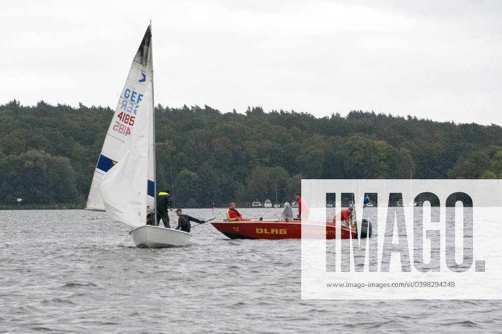 Berlin, GER - Wasserrettung der DLRG kommt einem Segler auf dem Wannsee zur Hilfe. (aussen, Aussenaufnahme, Berlin, Boote, deutsch, Deutsche Lebensrettungs Gesellschaft, Deutsche Lebensrettungsgesellschaft, Deutschland, DLRG, Ehrenamt, ehrenamtlich, Einsatz, Erste Hilfe, Europa, europaeisch, Gefahr, Gefahrensituation, Gewaesser, helfen, Helfer, Herbst, Hilfe, Jahreszeit, Lebensrettung, Menschen, Motorboot, Notfall, Notfallrettung, Personen, QF, Querformat, Regenwetter, regnerisch, retten, Retter, Rettung, Rettungsboot, Rettungsdienst, Rettungseinsatz, Rettungssanitaeter, Rettungsschwimmer, Schlechtwetter, Seenot, Seenotretter, Seenotrettung, Segelboot, stuermisch, Wannsee, Wasser, Wasserrettung, Westeuropa, windig, Wirtschaft) 2