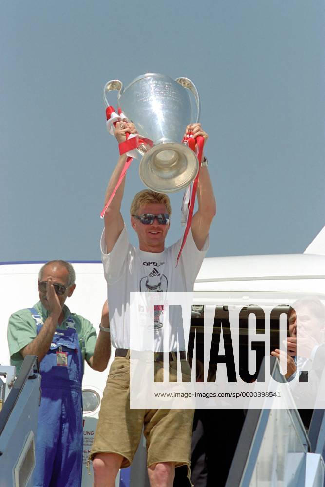 Stefan Effenberg (Bayern) präsentiert stolz die Trophäe Fußball EC 1 Herren Champions League 2000 2001, Sieg, Sieger, Europacupsieger, FC Bayern München Einzelbild München Freude,