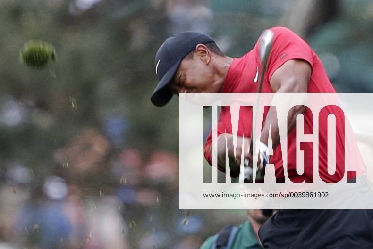 Tiger Woods hits his approach shot to the 1st hole in the final round at the 2019 Masters Tournament at Augusta National Golf Club in Augusta, Georgia, on April 14, 2019. AUG20190414909 JOHNxANGELILLO