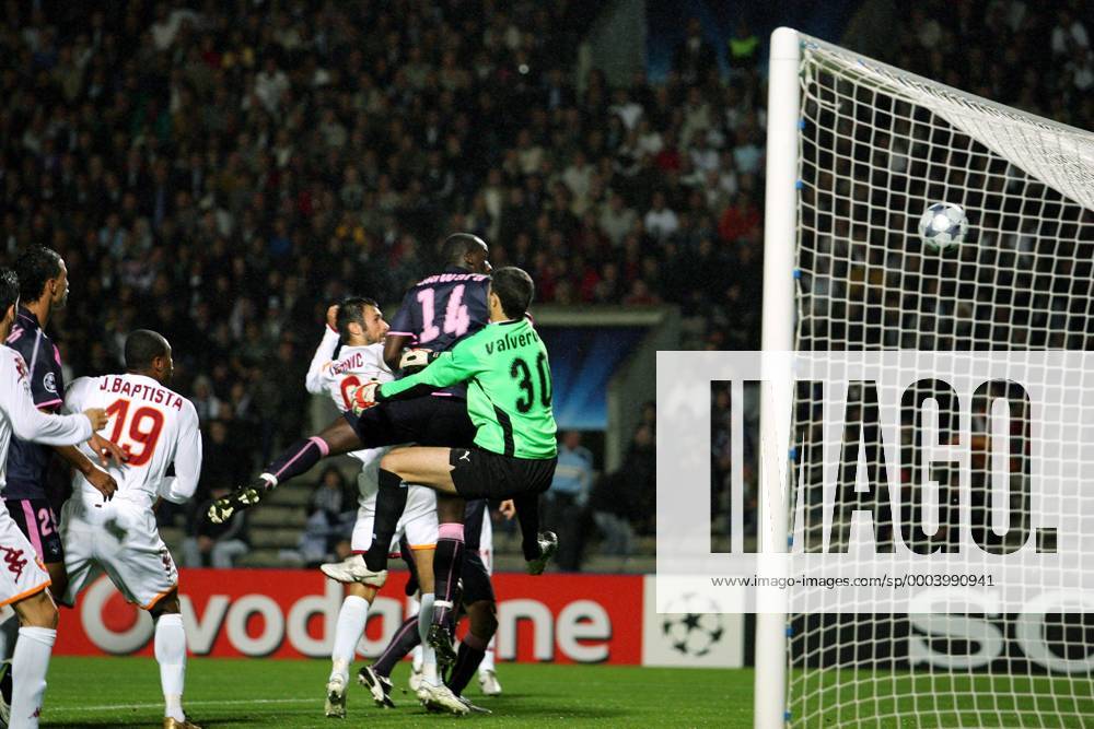 Mirko Vucinic (AS Rom, li.) setzt sich gegen Souleymane Diawara (Mitte) durch und trifft gegen Torwart Mathieu Valverde (beide Bordeaux) zum 1:1 - (pan28162) Fußball EC 1 Herren Champions League 2008 2009, Girondins Bordeaux - AS Roma 1:3 Gruppe Bordeaux Dynamik,