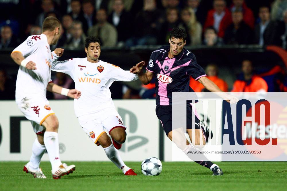 Yoann Gourcuff (Bordeaux, re.) gegen Cicinho (AS Rom) - (pan28162) Fußball EC 1 Herren Champions League 2008 2009, Girondins Bordeaux - AS Roma 1:3 Gruppe Bordeaux Dynamik,