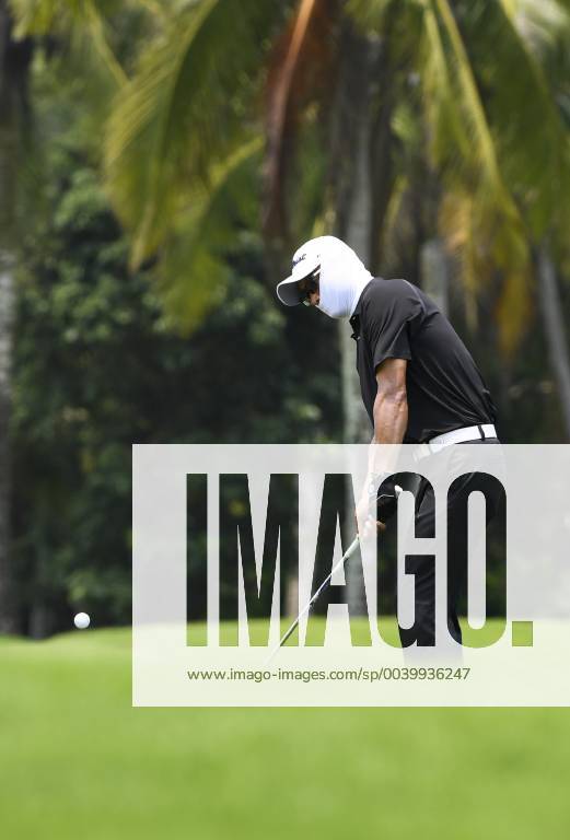 (190420) -- BOAO, April 20, 2019 (Xinhua) -- Wu Hongfu of China chips on the 13th hole during the third round of the Boao Open in Boao, south China s Hainan Province, on April 20, 2019. The 2019 China Tour s Boao Open is held from April 15 to 21. (Xinhua Yang Guanyu) (SP)CHINA-BOAO-GOLF-CHINA TOUR-BOAO OPEN (CN)