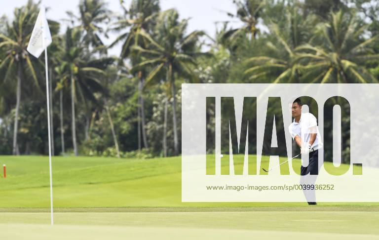 (190420) -- BOAO, April 20, 2019 (Xinhua) -- Zhang Huilin of China chips on the 13th hole during the third round of the Boao Open in Boao, south China s Hainan Province, on April 20, 2019. The 2019 China Tour s Boao Open is held from April 15 to 21. (Xinhua Yang Guanyu) (SP)CHINA-BOAO-GOLF-CHINA TOUR-BOAO OPEN (CN)