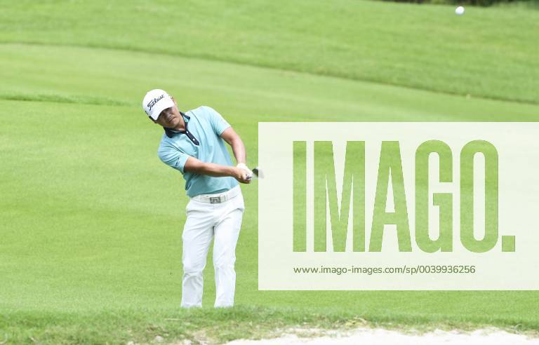 (190420) -- BOAO, April 20, 2019 (Xinhua) -- Xiao Bowen of China chips on the 6th hole during the third round of the Boao Open in Boao, south China s Hainan Province, on April 20, 2019. The 2019 China Tour s Boao Open is held from April 15 to 21. (Xinhua Yang Guanyu) (SP)CHINA-BOAO-GOLF-CHINA TOUR-BOAO OPEN (CN)