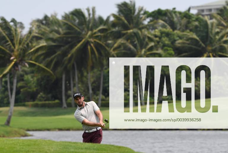 (190420) -- BOAO, April 20, 2019 (Xinhua) -- Cristiano Terragni of Italy chips on the 7th hole during the third round of the Boao Open in Boao, south China s Hainan Province, on April 20, 2019. The 2019 China Tour s Boao Open is held from April 15 to 21. (Xinhua Yang Guanyu) (SP)CHINA-BOAO-GOLF-CHINA TOUR-BOAO OPEN (CN)