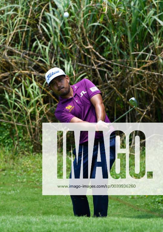 (190420) -- BOAO, April 20, 2019 (Xinhua) -- Chinnarat Phadungsil of Thailand chips on the 11th hole during the third round of the Boao Open in Boao, south China s Hainan Province, on April 20, 2019. The 2019 China Tour s Boao Open is held from April 15 to 21. (Xinhua Yang Guanyu) (SP)CHINA-BOAO-GOLF-CHINA TOUR-BOAO OPEN (CN)
