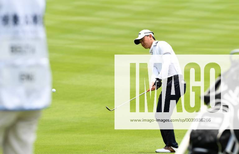 (190420) -- BOAO, April 20, 2019 (Xinhua) -- Huang Wenyi of China chips on the 11th hole during the third round of the Boao Open in Boao, south China s Hainan Province, on April 20, 2019. The 2019 China Tour s Boao Open is held from April 15 to 21. (Xinhua Yang Guanyu) (SP)CHINA-BOAO-GOLF-CHINA TOUR-BOAO OPEN (CN)