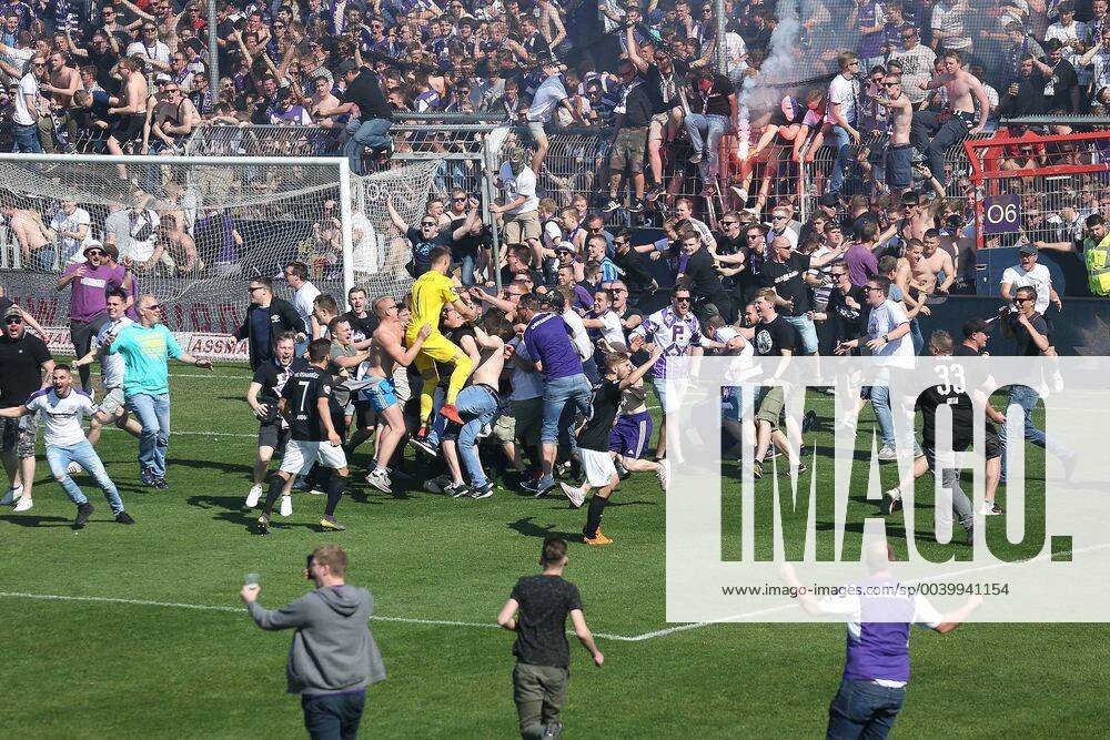 Football 3 League 34 Matchday VfL Osnabrück VfR Aalen on 20 04 2019 at the Bremer Brücke in Osnabrück Goalkeeper Nils Jonathan Körber Koerber Osnabrueck in the middle of the turmoil the fans storm the pitch MH