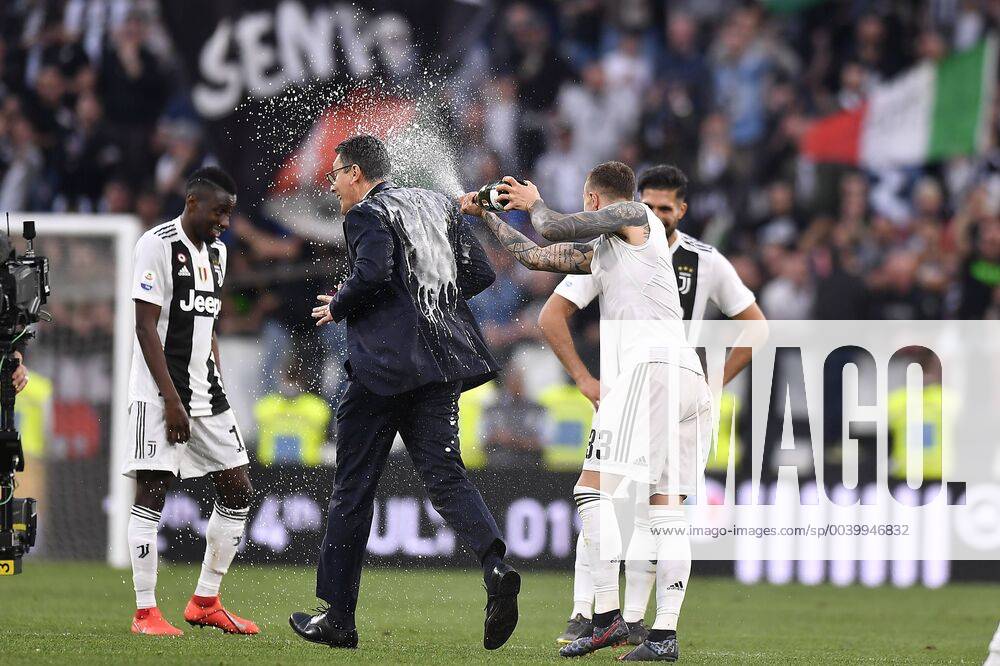 KW16 Fußball, Juventus Turin vorzeitig italienischer Meister Photo LaPresse - Fabio Ferrari April 20, 2019 Turin, Italy soccer Juventus Fc vs Fiorentina - Italian Football Championship League A TIM 2018 2019 - Allianz Stadium. In the pic: juventus players rejoice after the mathematical victory of the eighth consecutive championship