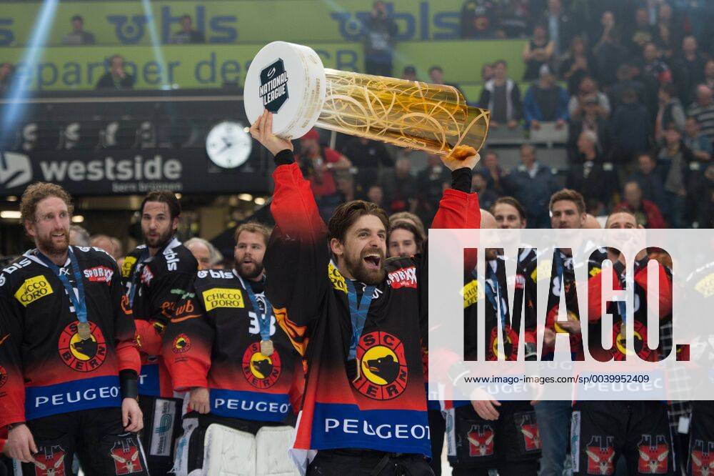 Playoff National League SC Bern EV Zug Bern Switzerland 20 04 2019 National League Playoff Final Match 5 Season 2018 2019 SC Bern EV Zug Mark Arcobello SCB with the Champions Cup