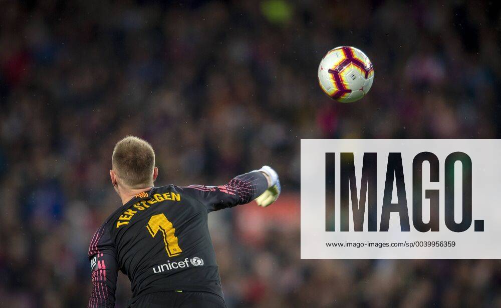 KW16 GoalkeeperMarc-Andre ter Stegen of FC Barcelona Barca throws the ball during their 33rd round match of the La Liga 2018-2019 season against Real Sociedad at Camp Nou Stadium in Barcelona, Spain, 20 April 2019. FC Barcelona edges out Real Sociedad 2-1 at 33rd round of La Liga bjl8868038