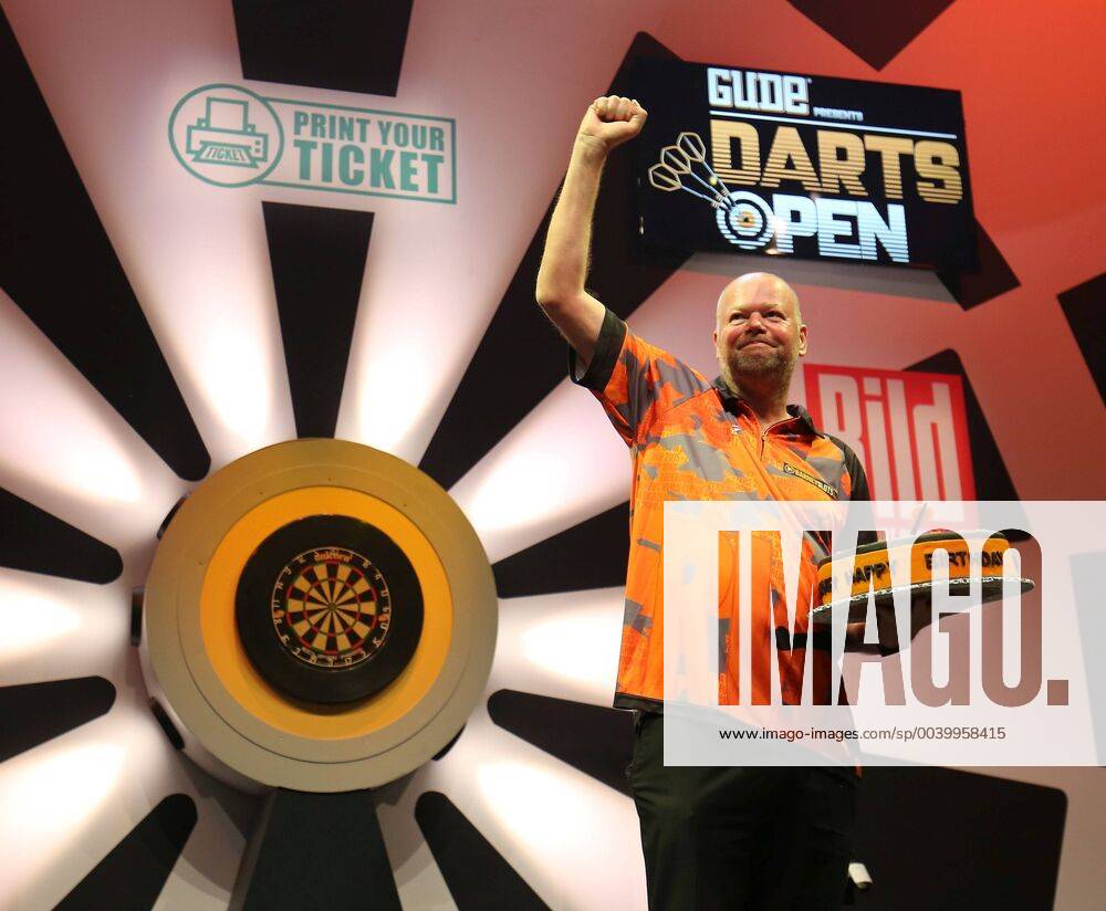 Frankfurt am Main Fraportarena GUDE Darts Open Frankfurt 2019 world champion Raymond Barney van Barneveld with his birthday cake DFL regulations prohibit any use of photographs as image sequences and or quasi video