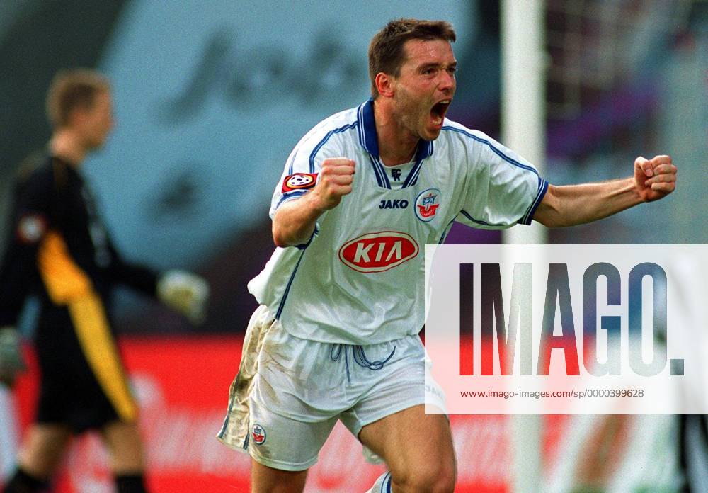 Torschütze Markus Beierle (Rostock) ballt die Fäuste Fußball 1. BL Herren Saison 2001 2002, FC Hansa Rostock Einzelbild Ostseestadion Rostock Freude, Begeisterung,