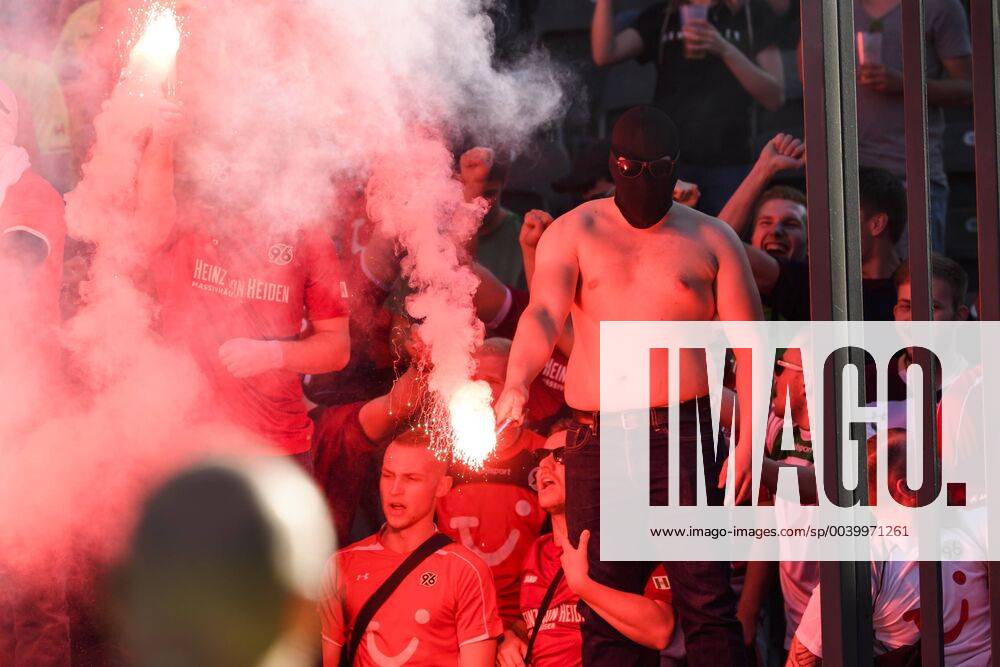 Soccer 1 Bundesliga Hertha BSC Berlin Hannover 96 v l Hannover 96 Fans Bengalo Pyro Pyrotechnics Fire Smoke Ultras Fan Berlin