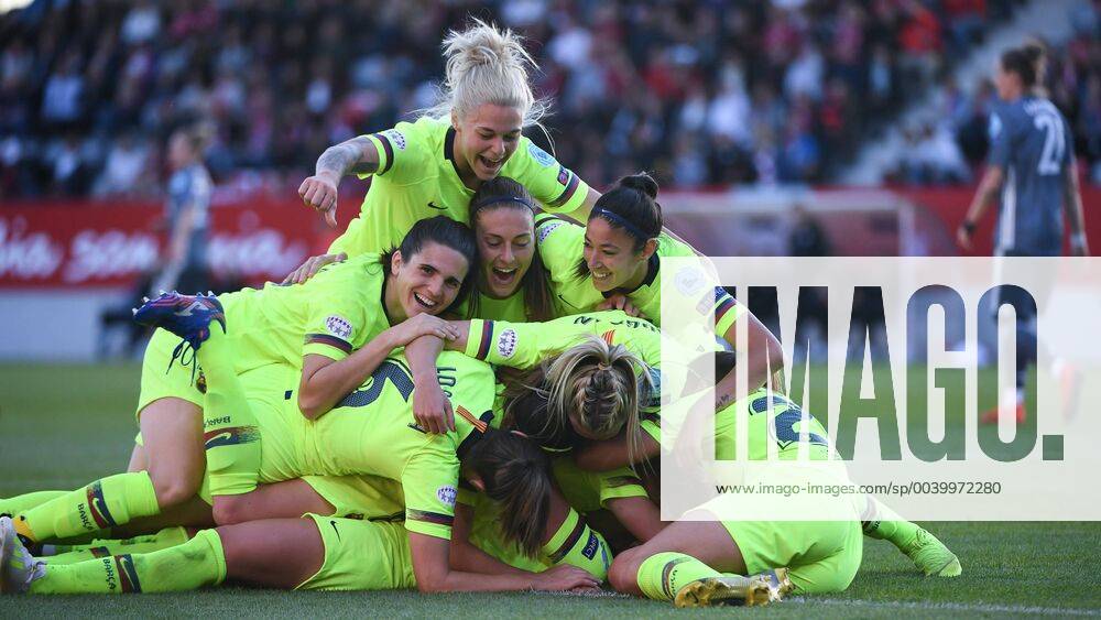 Players of FC Barcelona with goal celebration cheers goal celebration celebrate the goal goal celebration jubilation about the goal to 0 1 by Kheira Hamraoui Barcelona 18 on the ground hidden optimistic action Verena Schweers FC Bayern Munich FCB 22 disappointed looking disappointment frustration disappointed pessimistic football UEFA Women s Champions League FC Bayern Munich FC Barcelona