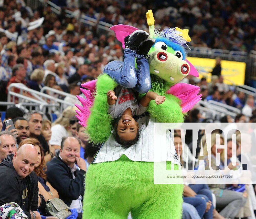 Orlando, FL, USA - A young fan gets scooped up by Stuff during game four of the NBA Basketball Herren USA First Round Playoffs matchup between the Toronto Raptors and Orlando Magic on Sunday, April 21, 2019 at the Amway Center in Orlando, Fla. Toronto Raptors vs. Orlando Magic - ZUMAm67_ 20190421_zaf_m67_060