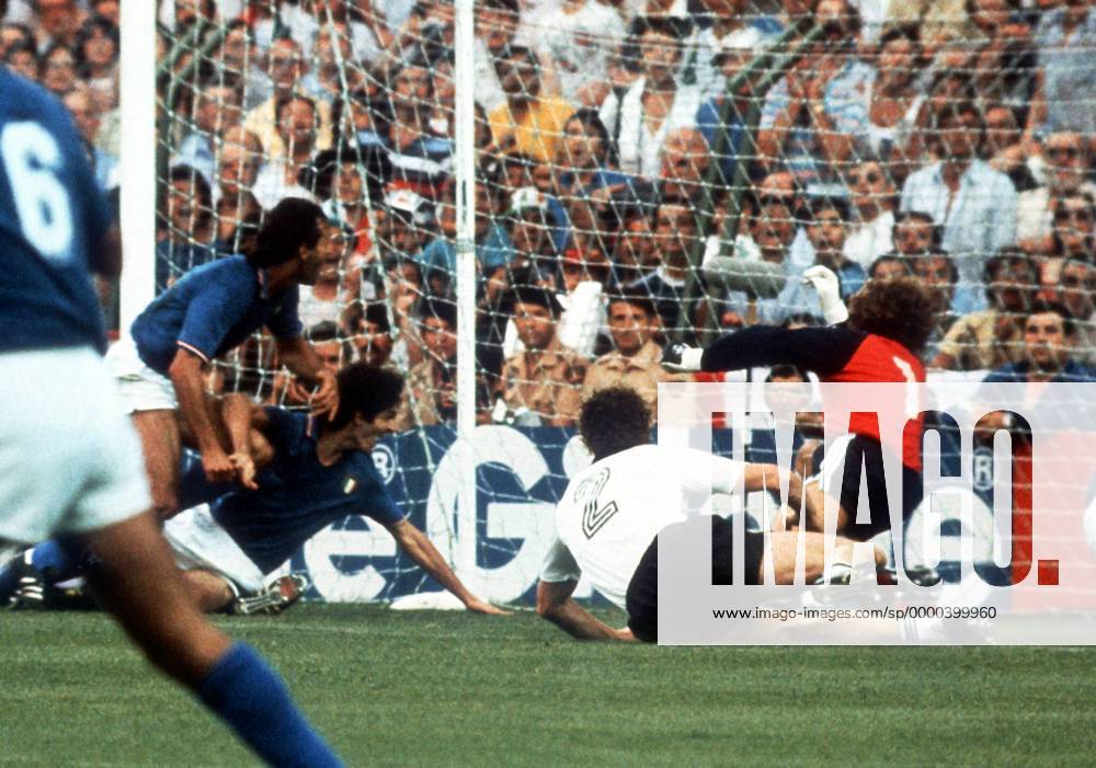 Paolo Rossi (Italien, 2. v. li.) schießt das Tor zum 1:0, Torwart Harald - Toni - Schumacher und Hans-Peter Briegel (beide BR Deutschland) sind geschlagen Fußball WM Herren Weltmeisterschaft 1982, Finale, Endspiel, Länderspiel, Nationalmannschaft, Nationalteam Totale Estadio Santiago Bernabeu Madrid Dynamik,