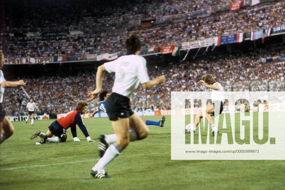 Alessandro Altobelli (Italien) schießt das Tor zum 3:0, Torwart Harald Schumacher und Manfred Kaltz (beide BR Deutschland) Fußball WM Herren Weltmeisterschaft 1982, Finale, Endspiel, Länderspiel, Nationalmannschaft, Nationalteam Gruppe Estadio Santiago Bernabeu Madrid