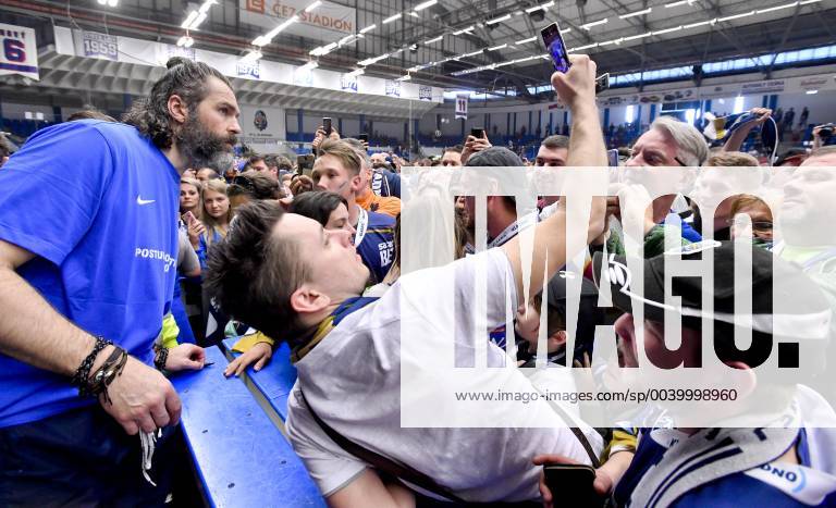 Utkani 11. kola baraze o hokejovou extraligu: Rytiri Kladno - Pirati Chomutov, 21. dubna 2019 v Kladne. Utocnik a majitel Rytiru Kladno Jaromir Jagr (vlevo) se fotografuje s fanousky pri oslavach postupu do extraligy, ktery si hokejiste zajistili uz v predchozim zapase v Ceskych Budejovicich. CTKPhotoP201904210571301 VIS 014