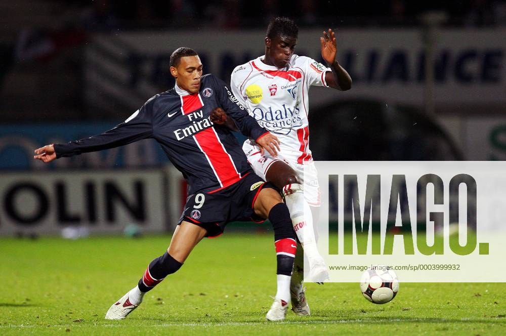 Alfred N Diaye (Nancy, re.) gegen Guillaume Hoarau (Paris St. Germain) - Fußball Herren Ligue 1 2008 2009, 1. Liga, AS Nancy Lorraine - Paris St. Germain, PSG Gruppe Nancy Dynamik, Kampf,
