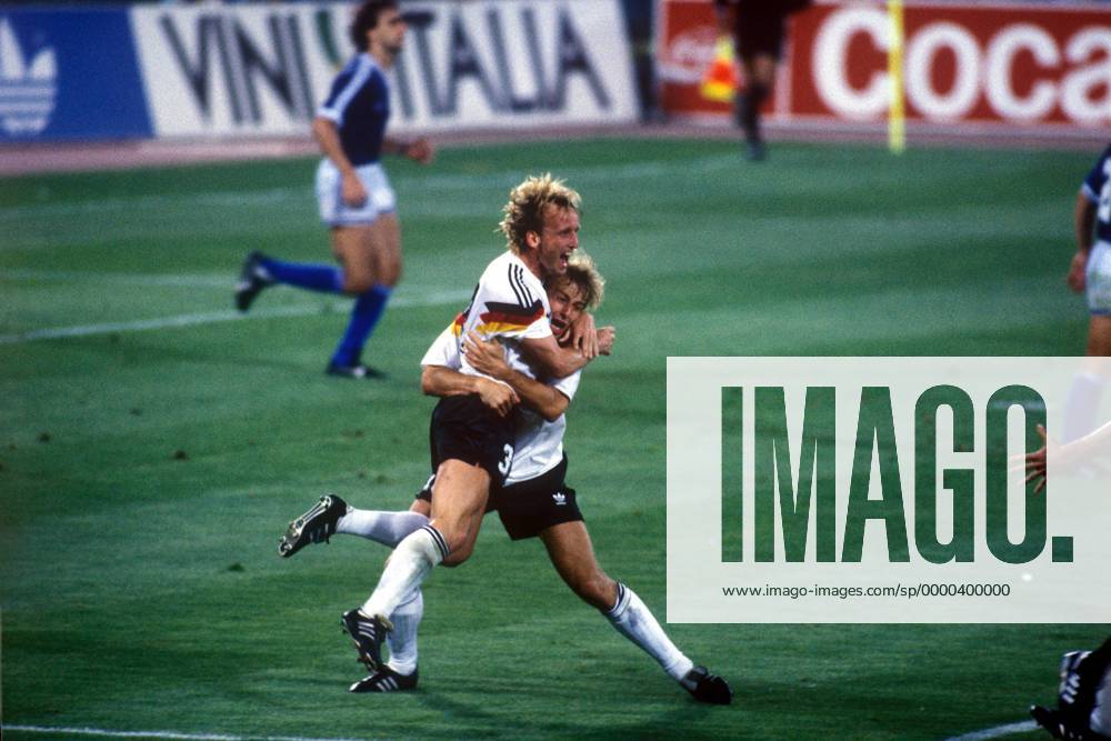 Torschütze Andreas Brehme (li.) und Jürgen Klinsmann (beide BR Deutschland) jubeln Fußball WM Herren Weltmeisterschaft 1990, Finale, Endspiel, Länderspiel, Nationalmannschaft, Nationalteam Gruppe Stadio Olimpico, Olympiastadion Rom Begeisterung, Freude,