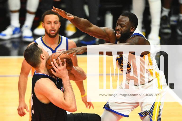 LOS ANGELES, CA - APRIL 26: Golden State Warriors Forward Draymond Green (23) closely defends Los Angeles Clippers Forward Danilo Gallinari (8) during game six of the first round of the 2019 NBA Basketball Herren USA Playoffs between the Golden State Warriors and the Los Angeles Clippers on April 26, 2019 at Staples Center in Los Angeles, CA. (Photo by Brian Rothmuller Icon Sportswire) NBA: APR 21 NBA Playoffs First Round - Warriors at Clippers - Game Six Icon190426055