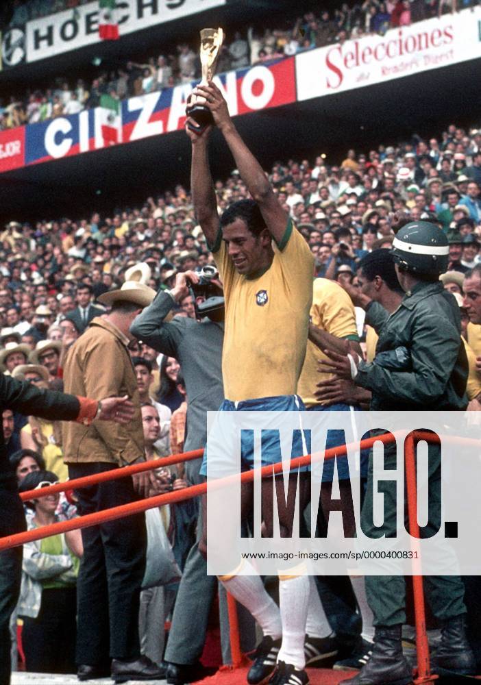Carlos Alberto mit dem Coupe Jules Rimet - Brasilien ist Weltmeister! Fußball WM Herren Weltmeisterschaft 1970, Finale, Endspiel, Länderspiel, Nationalmannschaft, Nationalteam Einzelbild Estadio Azteca, Azteken Stadion Mexico-City Freude,