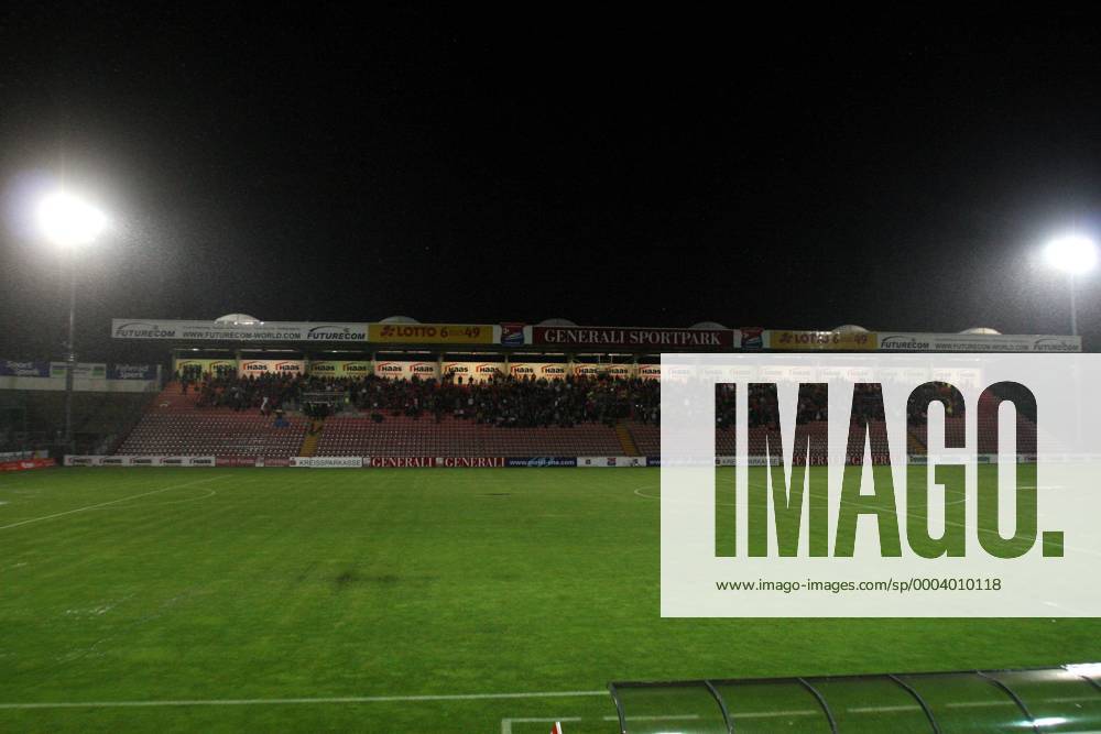 Fußball, Stadiongeschichte SpVgg Unterhaching Spielunterbrechung im Generali Sportpark am Rande der DFB Pokal Partie von Haching - Die Zuschauer flüchten auf die oberen Ränge, um sich vor den Wassermassen zu schützen Fußball Herren DFB Pokal 2008 2009, Pokalspiel SpVgg Haching Totale Unterhaching