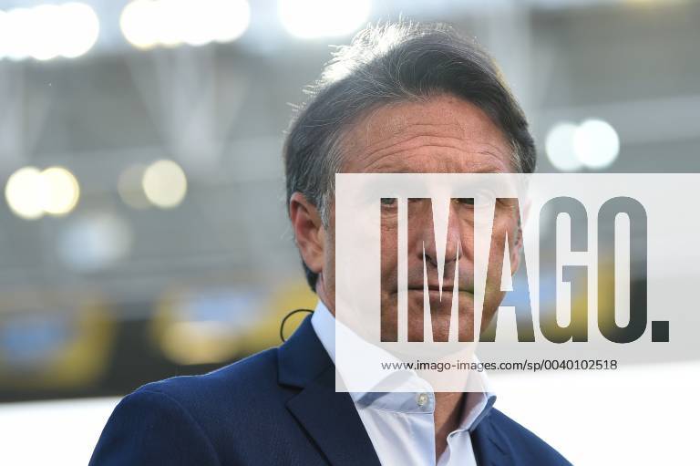 Football 1 Bundesliga TSG 1899 Hoffenheim VfL Wolfsburg v l Bruno Labbadia Trainer VfL Wolfsburg DFL regulations prohibit any use of photographs as image sequences and or quasi video 1 Fussball Bundesliga TSG 1899 Hoffenheim VfL Wolfsburg Sinsheim