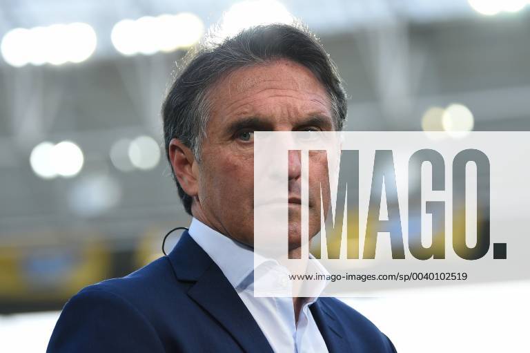 Football 1 Bundesliga TSG 1899 Hoffenheim VfL Wolfsburg v l Bruno Labbadia Trainer VfL Wolfsburg DFL regulations prohibit any use of photographs as image sequences and or quasi video 1 Fussball Bundesliga TSG 1899 Hoffenheim VfL Wolfsburg Sinsheim