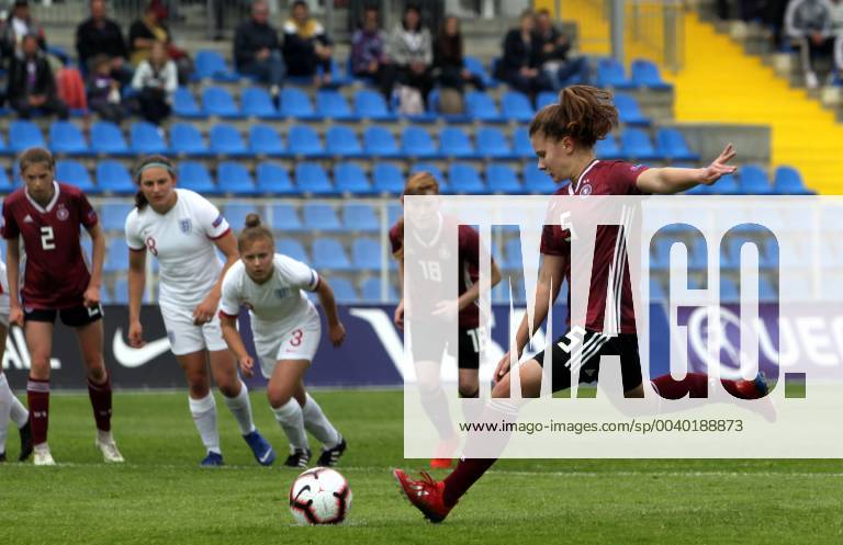 Albena(Bulgaria) England-Germany UEFA U17 U 17 Under 17 European Championship EM Europameisterschaft women s football Emilie Bernhardt(R) Germany scoring first goal on match :